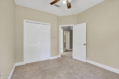 Fantastic location near the North Rec pool and playground! This - photo 27