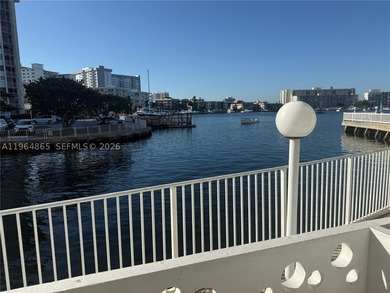 Enjoy relaxed waterfront living in this first-floor 1-bedroom - photo 2