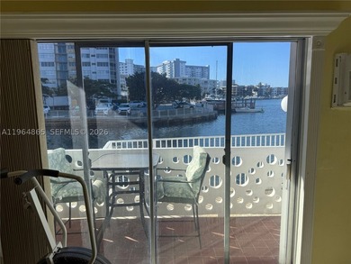 Enjoy relaxed waterfront living in this first-floor 1-bedroom - photo 8