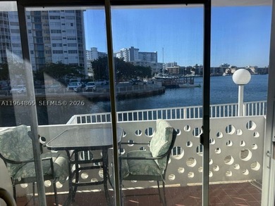 Enjoy relaxed waterfront living in this first-floor 1-bedroom - photo 9