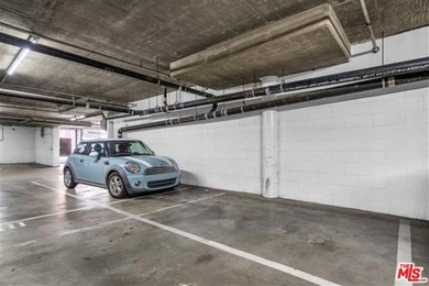 Welcome to 838 Pine Avenue! This top-floor, one-bedroom