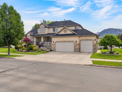 Stunning home in the desirable Grandview neighborhood! Features - photo 2