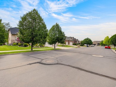 Stunning home in the desirable Grandview neighborhood! Features - photo 4