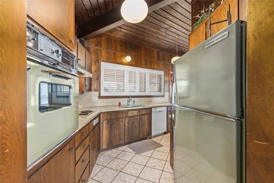 Stunning split-level, fully-furnished and deep-watered - photo 29