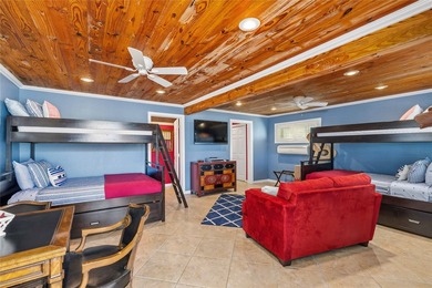 Stunning split-level, fully-furnished and deep-watered - photo 36