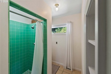 Welcome to this beautifully maintained 4-bedroom, 3-bathroom - photo 11