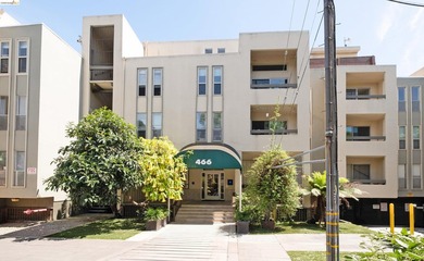 Chic top floor condo in the desirable Crescent Villa - photo 21