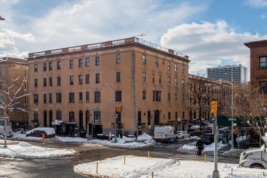 A rare opportunity to acquire a fully vacant mixed-use building - photo 1