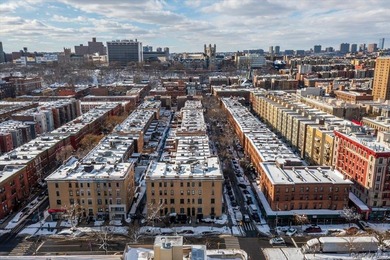A rare opportunity to acquire a fully vacant mixed-use building - photo 2