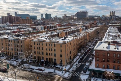 A rare opportunity to acquire a fully vacant mixed-use building - photo 4