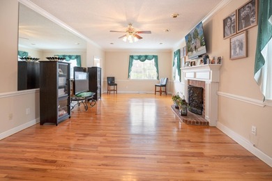 Welcome Home! Gorgeous Traditional Full Brick home with pool - photo 11