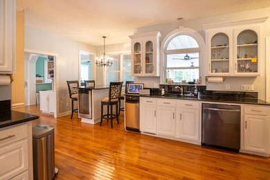 Welcome Home! Gorgeous Traditional Full Brick home with pool - photo 19
