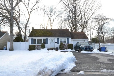 3 Bedroom, 1 bath home offering a formal living room - photo 1