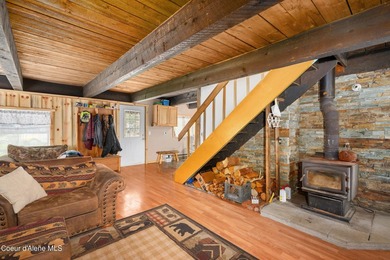 Tucked away near beautiful Priest Lake, this darling and - photo 9