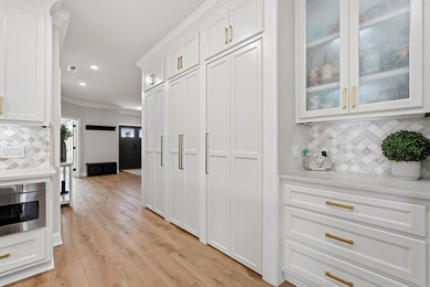 Experience the ultimate waterfront lifestyle in this stunning - photo 14