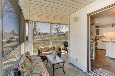 Location, location, location! This stunningly renovated 2 bed, 2 - photo 29