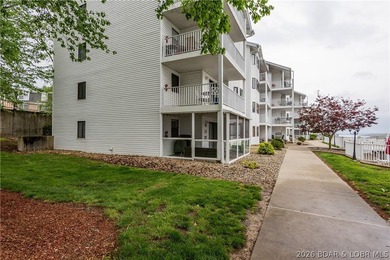 Location, location, location! This stunningly renovated 2 bed, 2 - photo 39