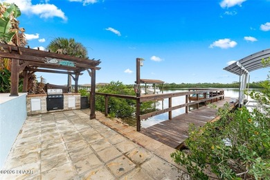 Tucked away on a quiet street, this fully renovated 2-bedroom - photo 25