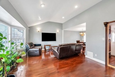 Classic 4BR/2BA Colonial in prime Baldwin Harbor on an oversized - photo 3