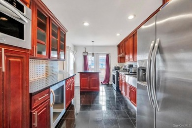 Classic 4BR/2BA Colonial in prime Baldwin Harbor on an oversized - photo 4