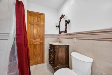 Classic 4BR/2BA Colonial in prime Baldwin Harbor on an oversized - photo 7