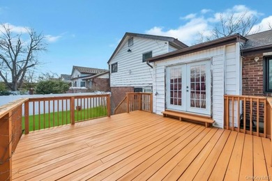 Classic 4BR/2BA Colonial in prime Baldwin Harbor on an oversized - photo 10