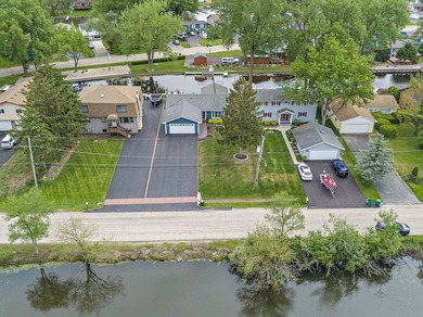 Exceptional, move-in ready waterfront ranch nestled on a - photo 3