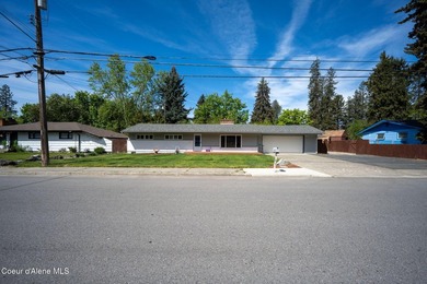 Looking for the perfect location? This 4-bed, 2-bath puts you - photo 2