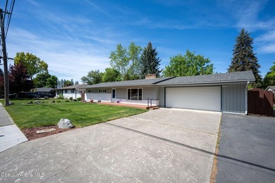 Looking for the perfect location? This 4-bed, 2-bath puts you - photo 3