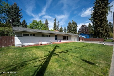 Looking for the perfect location? This 4-bed, 2-bath puts you - photo 5