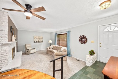 Looking for the perfect location? This 4-bed, 2-bath puts you - photo 7