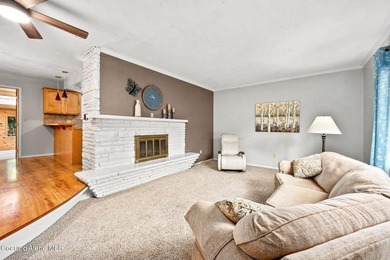 Looking for the perfect location? This 4-bed, 2-bath puts you - photo 8