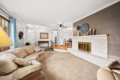 Looking for the perfect location? This 4-bed, 2-bath puts you - photo 9