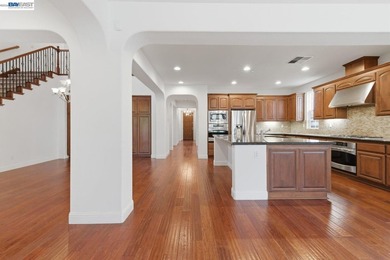 Welcome to 282 Drummond Drive, an elegant executive residence - photo 16