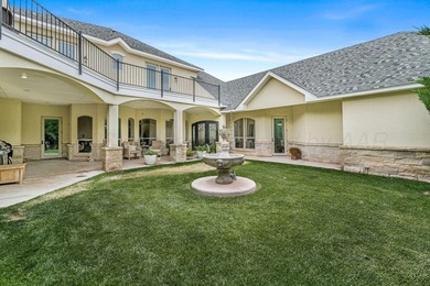 Nestled on the 13th hole, this exceptional golf course estate - photo 1