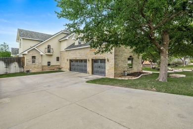 Nestled on the 13th hole, this exceptional golf course estate - photo 3