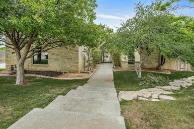 Nestled on the 13th hole, this exceptional golf course estate - photo 4