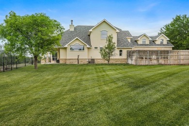Nestled on the 13th hole, this exceptional golf course estate - photo 7