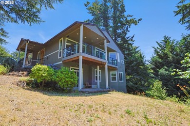 Thoughtfully designed with spacious rooms and an open, vaulted - photo 6