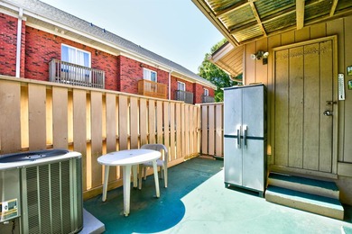 NO HOA, and SHORT TERM RENTAL ALLOWED! Just 2.5 blocks from the - photo 28
