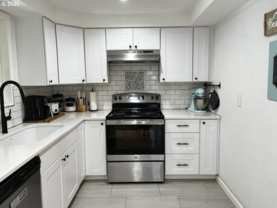 Welcome to this charming 3-bedroom, 2-bathroom home in the heart - photo 28