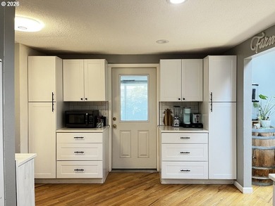 Welcome to this charming 3-bedroom, 2-bathroom home in the heart - photo 30