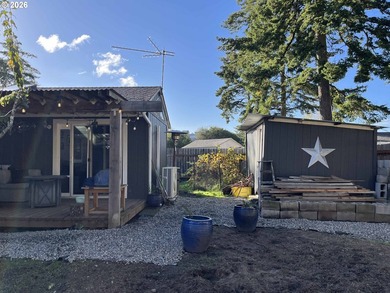 Welcome to this charming 3-bedroom, 2-bathroom home in the heart - photo 43