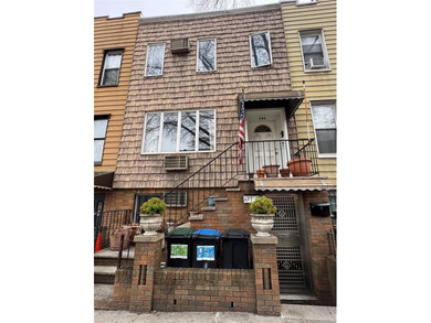 Located in the heart of Williamsburg, this charming property at - photo 1