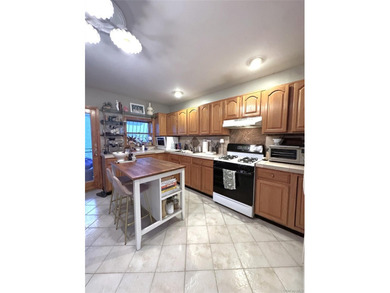 Located in the heart of Williamsburg, this charming property at - photo 2