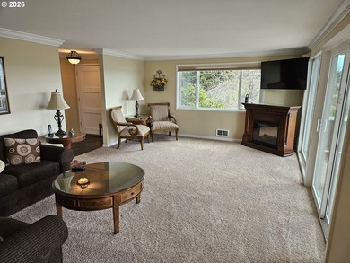 Premier, fully furnished corner unit in ground level Marine - photo 3