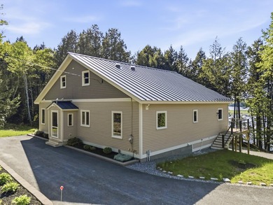 Impeccably built and immaculately maintained, this three bedroom - photo 2