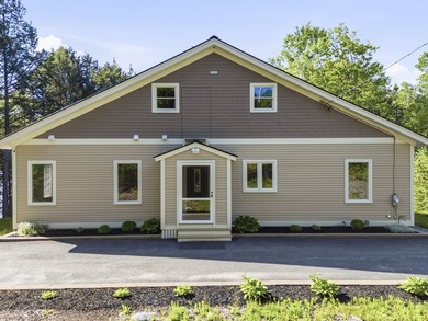 Impeccably built and immaculately maintained, this three bedroom - photo 4