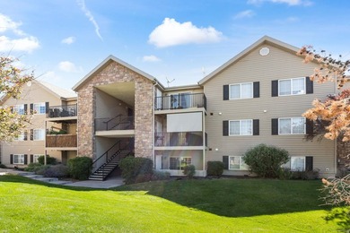 Top-floor condo w/ vaulted ceilings, no upstairs neighbors - photo 1