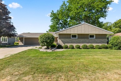 Live your BEST life in this Oconomowoc ranch. Nothing beats the - photo 2